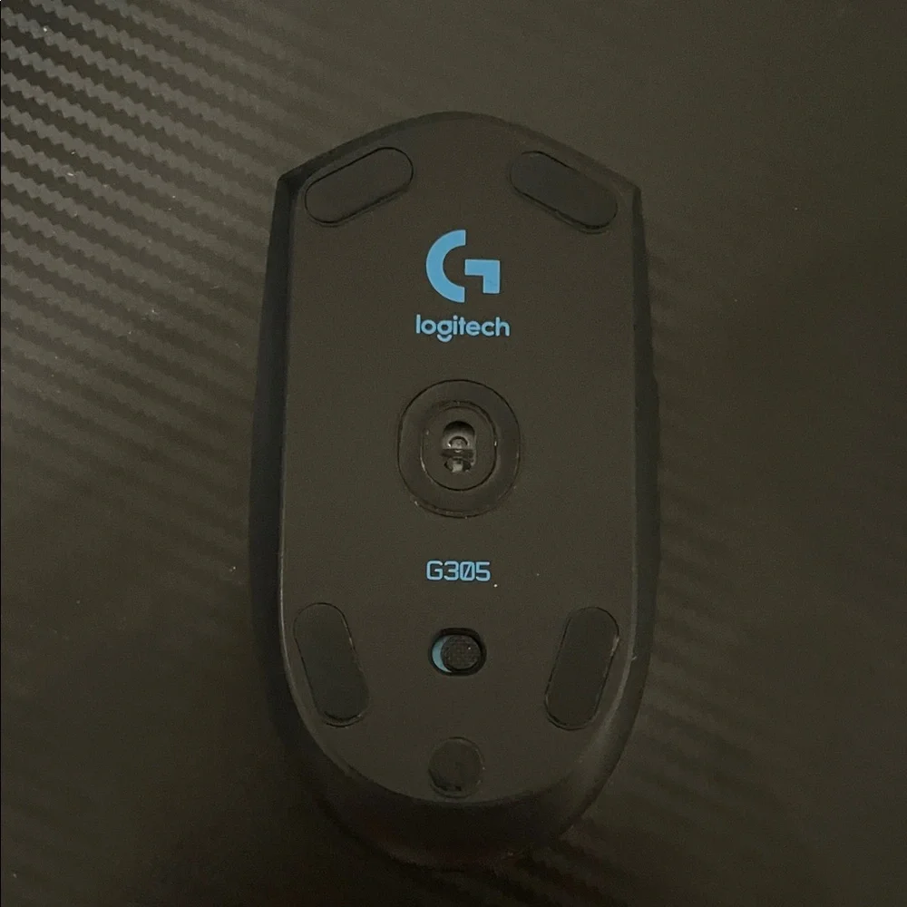 Logitech G305 Black Wireless Mouse it uses batteries.